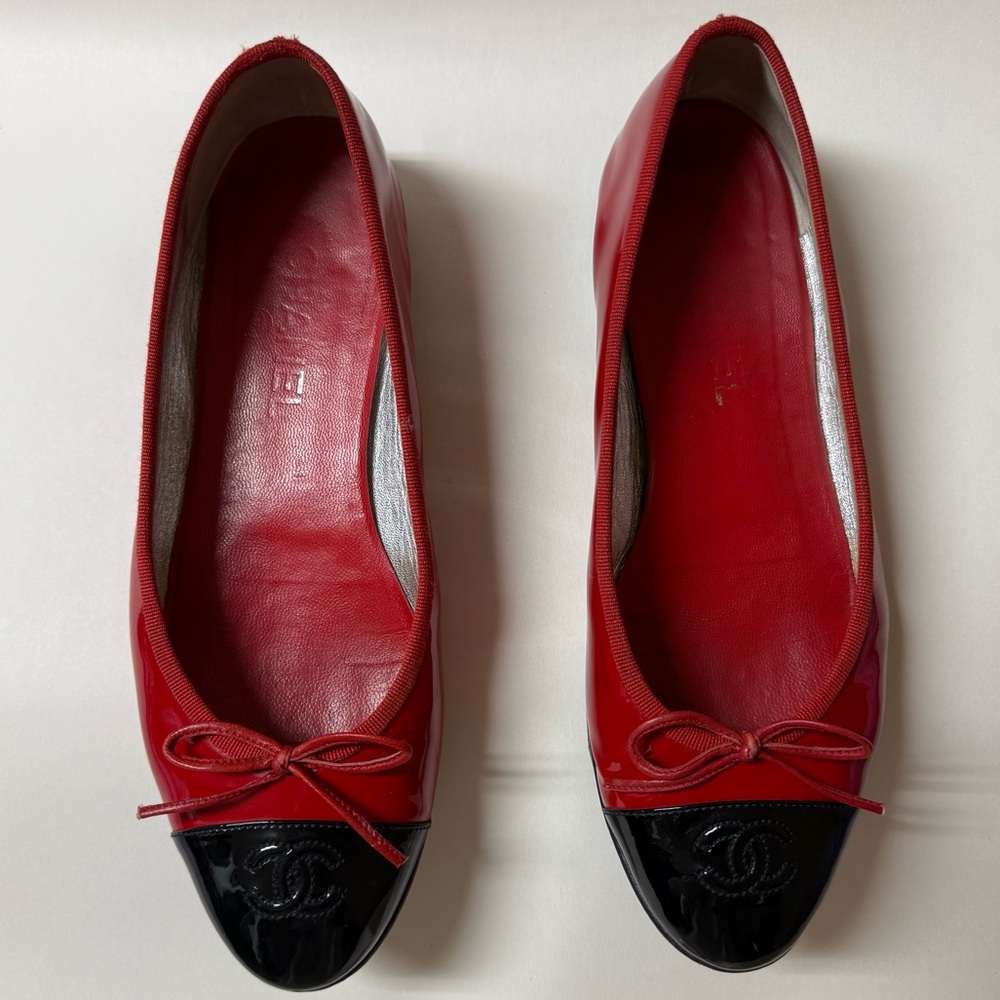 CHANEL Patent red black CC ballet flats Women's Red and Black Flats